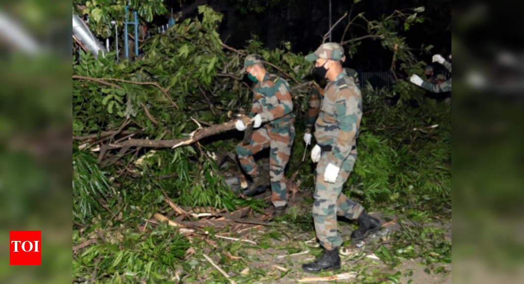 Cyclone Amphan: Army-state joint operation to clear Kolkata road logjam ...