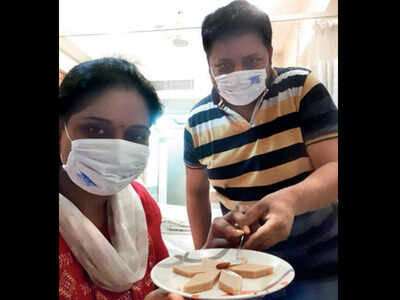Constable Prasad and his wife Varsha Ware cut sweets in the hospital to celebrate. The couple missed their 2-year-old son