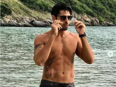Sidharth Malhotra shares an unmissable throwback picture of himself showing off his washboard abs; wins over with the witty caption