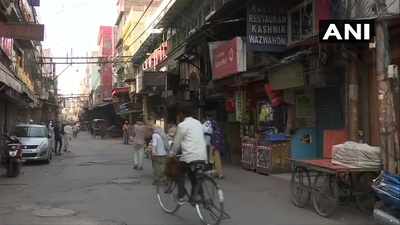 Delhi: People stay indoors, shops wear deserted look on eve of Eid amid lockdown