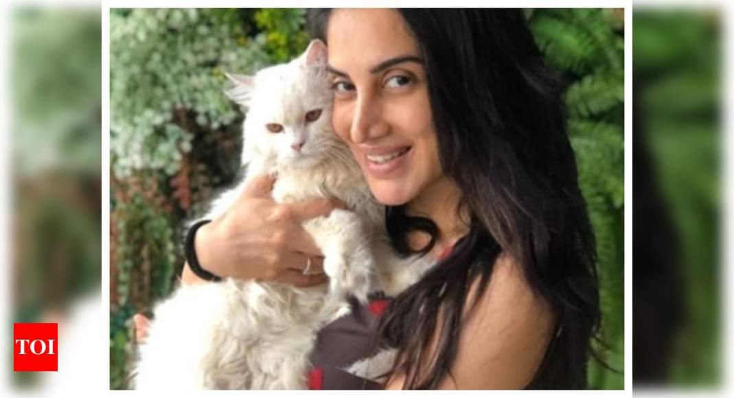 smita-gondkar-shares-an-adorable-picture-with-her-furry-friend-see-pic