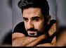 Video: Vir Das’ neighbor sneezes at him