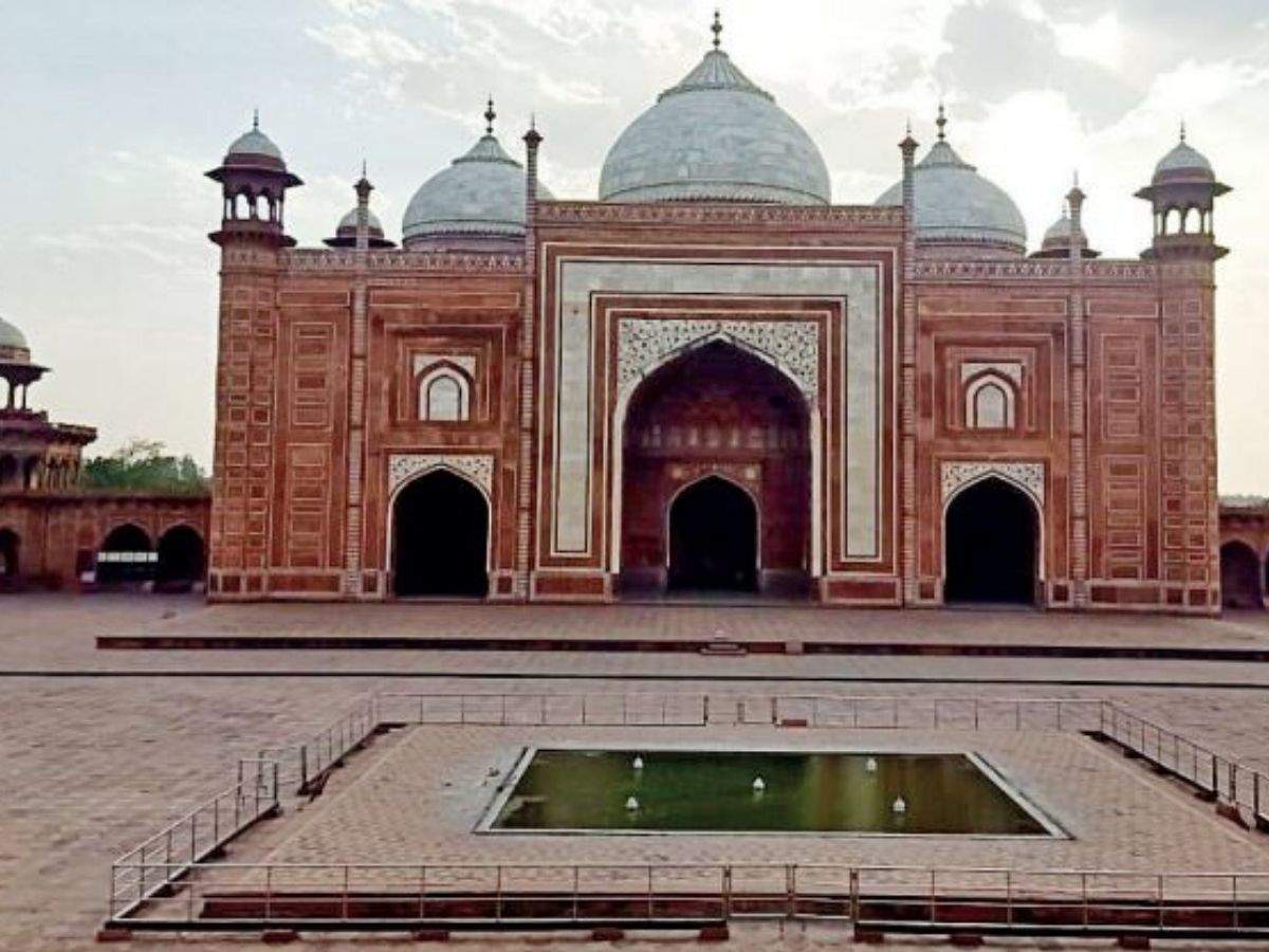 An Elevated View Of The Red Sandstone Masjid Mosque To The West Of The Taj Mahal Stock Photo Alamy