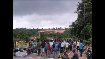 Mangaluru: Migrant labourers fall prey to rumours of train to West Bengal