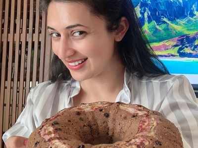 Divyanka Tripathi Dahiya applauds herself for baking a perfect gluten free banana choco chip cake; see photo