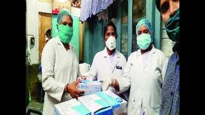 Raipur: Senior nurse donates gloves after staff complains of 'shortage'