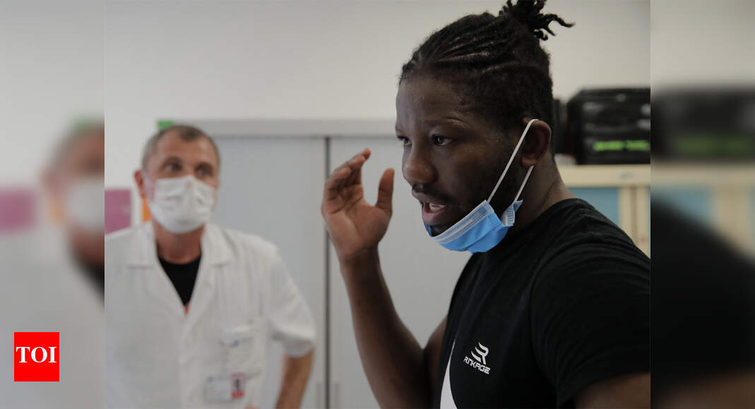 Punching through turmoil: Pro boxer helps medical staff cope | Boxing ...