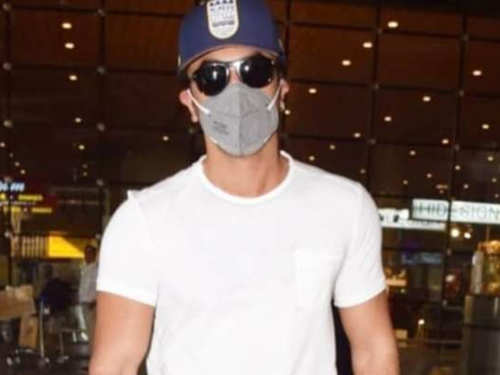 Download From Kartik Aaryan S Yellow Mask To Sara Ali Khan S White Mask How Bollywood Stars Are Protecting Themselves From Coronavirus The Times Of India PSD Mockup Templates