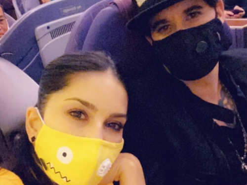 Download From Kartik Aaryan S Yellow Mask To Sara Ali Khan S White Mask How Bollywood Stars Are Protecting Themselves From Coronavirus The Times Of India PSD Mockup Templates