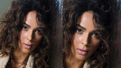 Mallika Sherawat lets her eyes do all the talking in this 'close up' picture