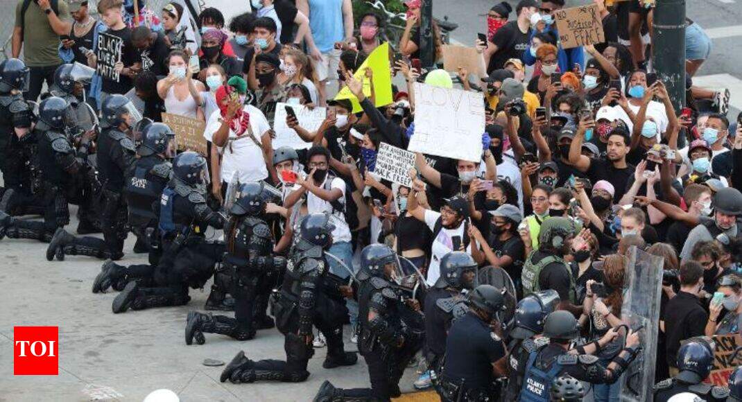 Police Stun Americans By Taking A Knee With Protesters Times Of India Police Stun Americans By Taking A Knee With Protesters Times Of India