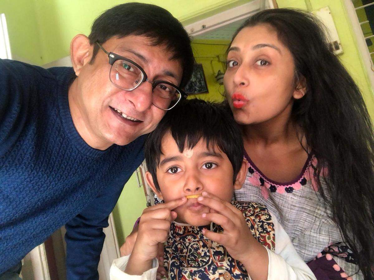 Kanchan Mullick Meets Wife And Son After Nearly Three Months Bengali Movie News Times Of India