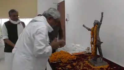 Muzaffarpur: Bihar CM Nitish Kumar unveils statue of George Fernandes