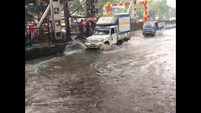 Heavy rainfall in Mumbai, waterlogging at some places
