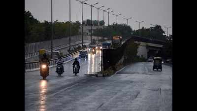 Heavy rain, strong winds lash parts of Delhi