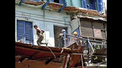 Kolkata: Three injured as balcony crashes on College Street