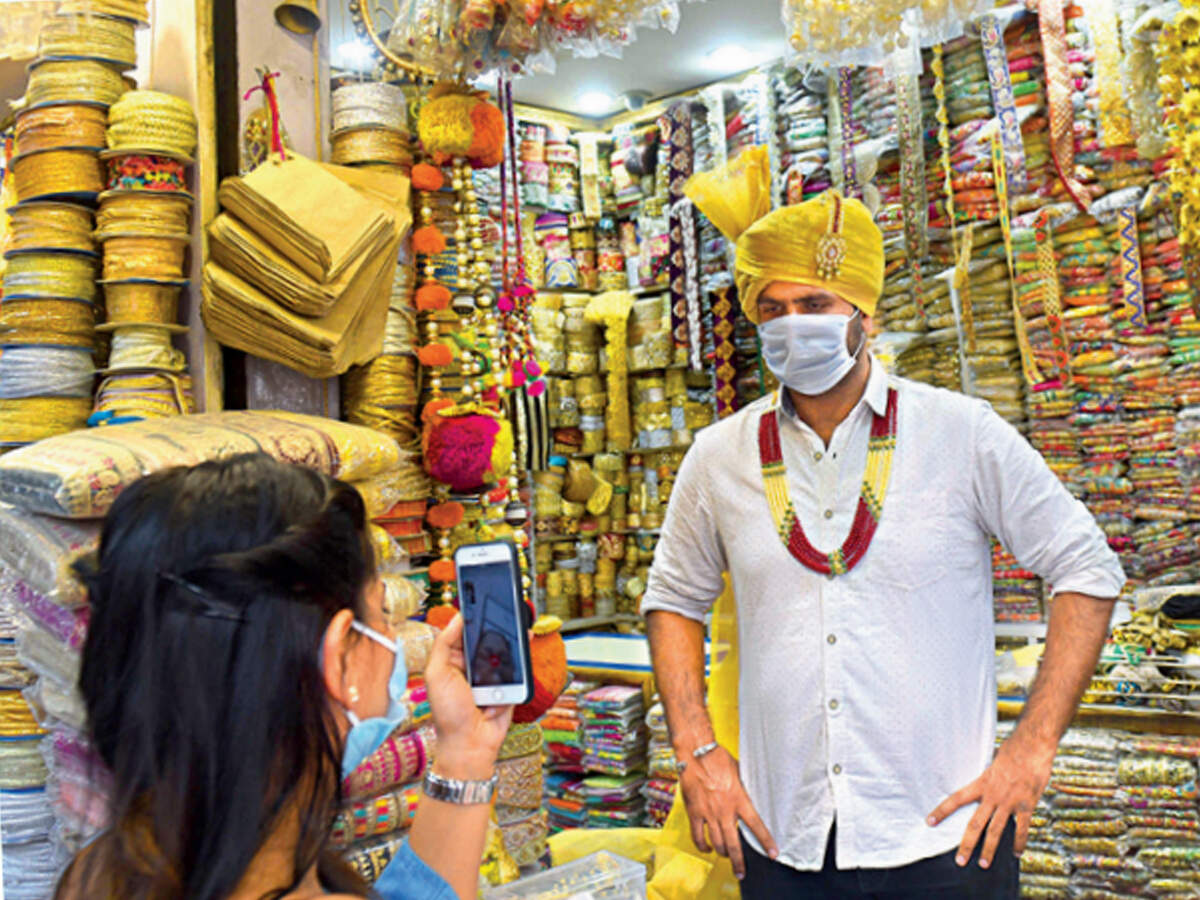 Delhi: With 'mehendi' here and 'sehra' there, Lajpat Nagar ready to lay out  a feast | Delhi News - Times of India