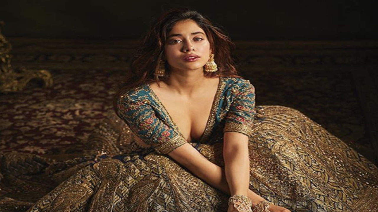 Janhvi Kapoor's elegance in saree and minimal glamour stuns the spotlight