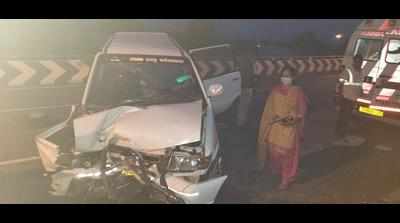 Two killed as car rams median in Chitradurga