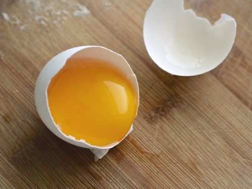 Want healthy hair? Here are easy DIY egg yolk hair masks you must try | The  Times of India