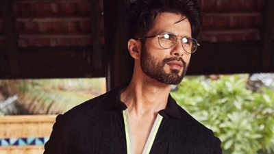 Shahid Kapoor helps background dancers as he transfers money to their bank accounts amidst crisis