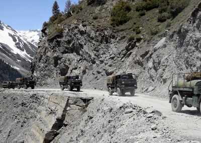 An army convoy moving towards the Zojilla Pass in Drass (ANI file photo)