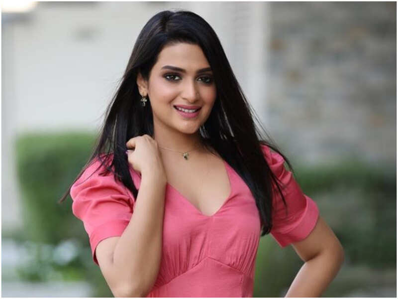 Divya Pillai: Divya Pillai shaking a leg to 'Afghan Jalebi' is the best thing you will see on the internet today | Malayalam Movie News - Times of India