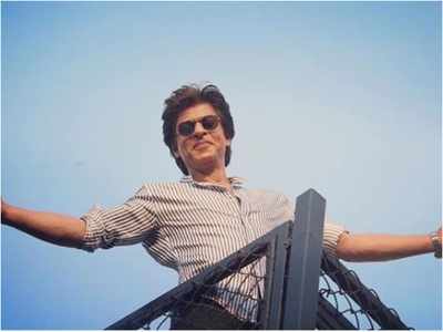When Shah Rukh Khan struck his ICONIC signature pose in front of several fans gathered outside Mannat