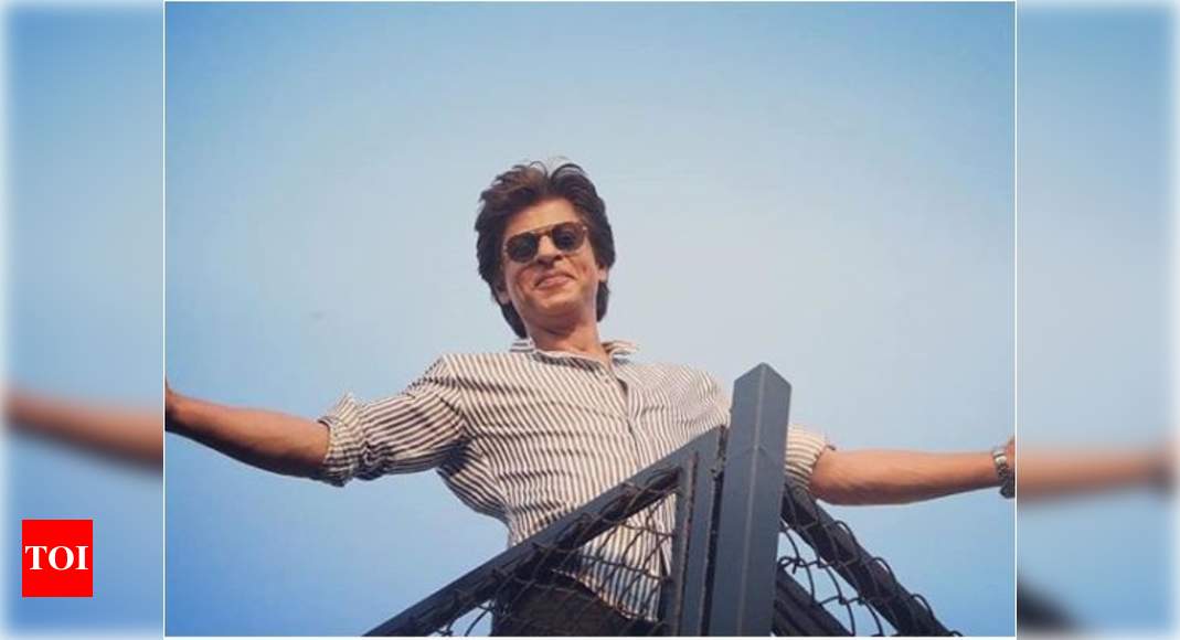 SRK signature pose . . . #shahrukhkhan #SRK #struggle #delhi  #westandwithsrk #srksignaturepose #shahrukhkhanfans #fangirls #success… |  Instagram