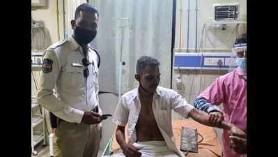 Telangana: Nalgonda traffic constable rushes car driver who suffered heart attack to hospital