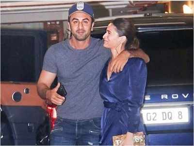 When Ranbir Kapoor and Alia Bhatt attended Kareena Kapoor Khan's Christmas bash together and struck lovely poses for the paparazzi