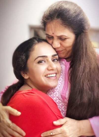 Amruta Khanvilkar cooks a cute surprise for her mother!