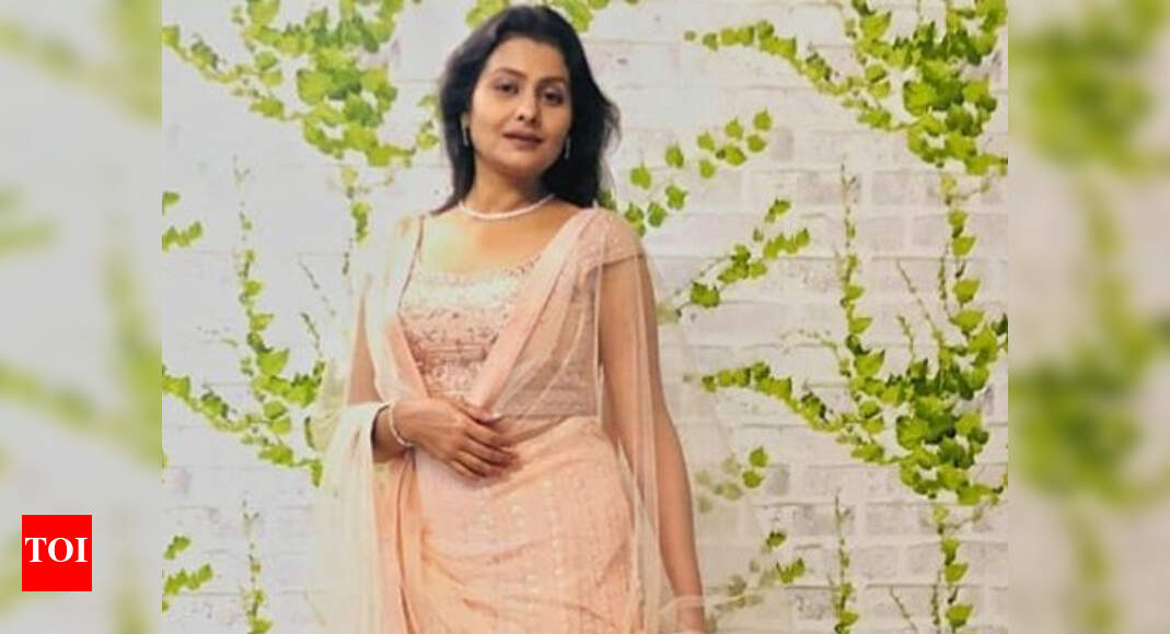 Jaya Bhattacharya Distributes Food Packets And Essentials To The Transgender Community Times Of India