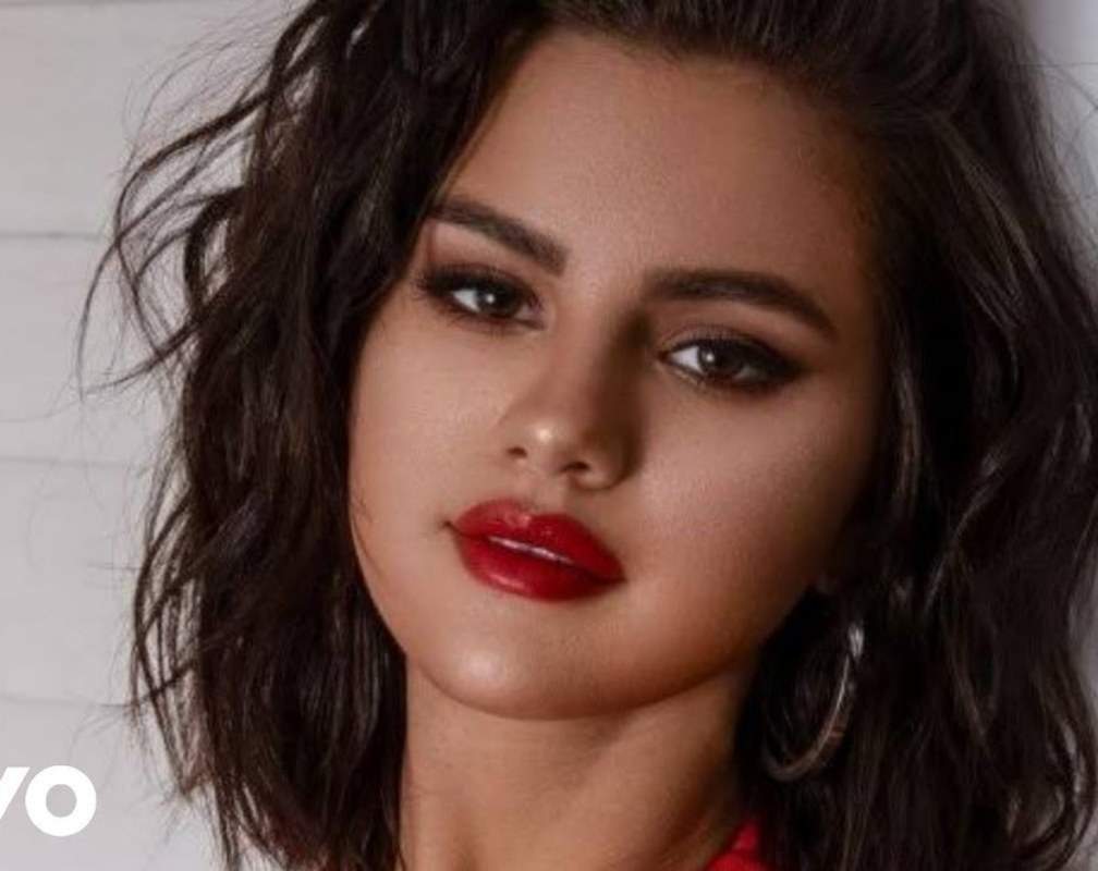 
Watch Latest English 2020 Trending Official Video Song 'Crowded Room' Sung By Selena Gomez Featuring 6lack
