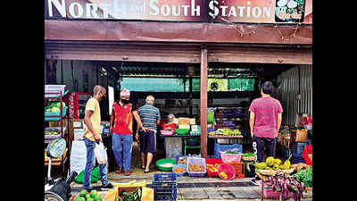 Shopkeepers turn away clients without masks in Pune
