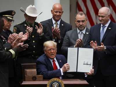 Trump signs executive order for police reforms