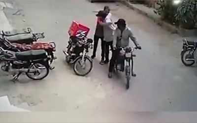 Watch: Robbers in Karachi console food delivery man, return his ...