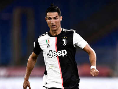 Cristiano Ronaldo does step-over at Juventus training after