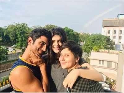 Sushant Singh Rajput's goofy picture with 'Dil Bechara' co-stars Sanjana Sanghi and Swastika Mukherjee is sure to take you down the memory lane