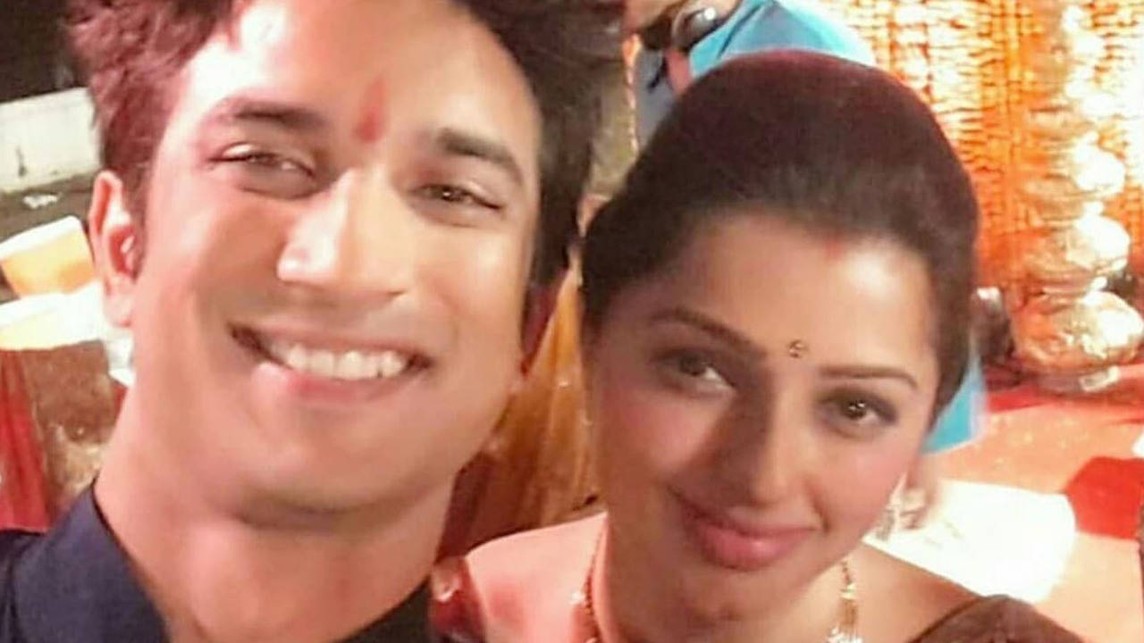 Sushant Singh Rajput's on-screen sister Bhumika Chawla shares picture from  last day of shoot of 'M S Dhoni', says 'It was the end...and this is the  end' | Hindi Movie News -
