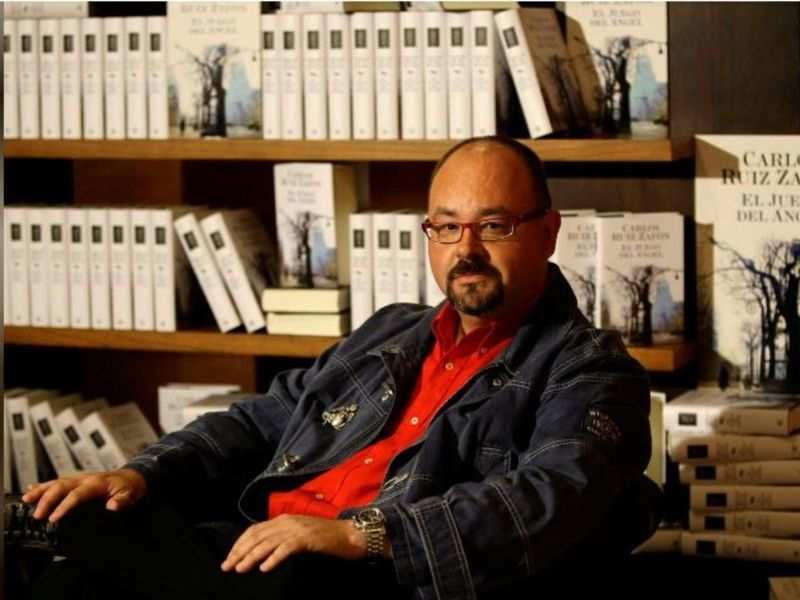 Photo: Spanish writer Carlos Ruiz Zafon attends a photo call before the presentation on his new book titled "El juego del Angel", or The game of the Angel, at the Liceu theater in central Barcelona, April 16, 2008. REUTERS/Gustau Nacarino (SPAIN)/File Photo