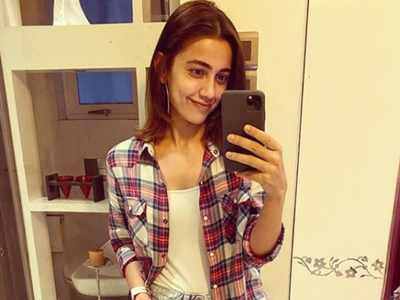 Mirror selfie girl is here 🤳🤳👀 . . #deshna #deshnadugad | Instagram