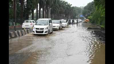 Heavy downpour leads to waterlogging, traffic woes