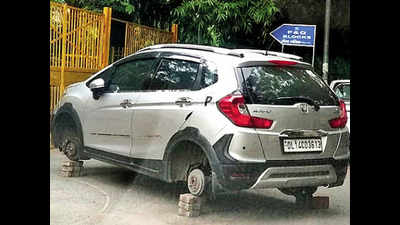 Delhi: Thieves target parts of cars parked in colonies