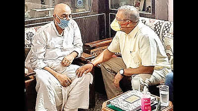 Patna: Nana Patekar meets Sushant Singh Rajput’s family members, recalls his films