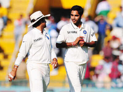Sachin Tendulkar and Bhuvneshwar Kumar. (TOI Photo)