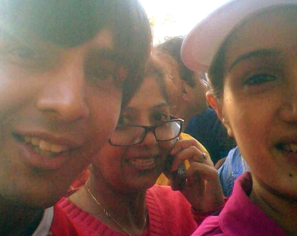 
Kartik Aaryan looks unrecognisable in this throwback selfie with Sagarika Ghatge
