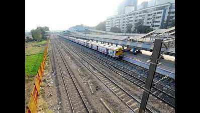 Mumbai: Central government nationalised bank employees allowed to travel in local trains from July 1