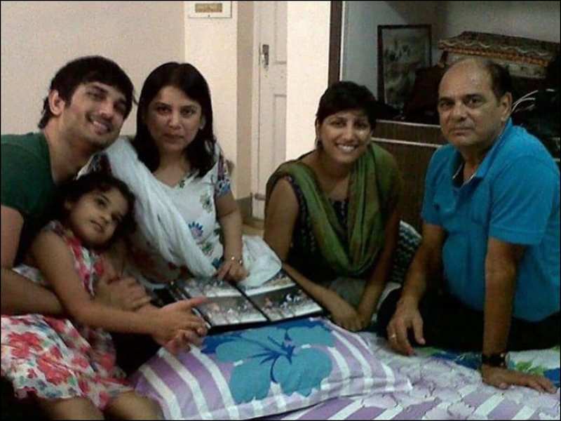 THIS throwback picture of Sushant Singh Rajput with his sisters and father  will bring a smile on your face | Hindi Movie News - Times of India