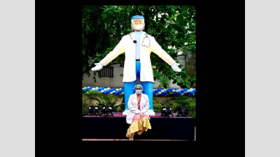 Kolkata hospital unveils statue to honor doctors